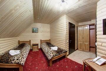 Фото номера Стандартный трехместный номер - Мансарда Отель Горный Кристал г. Буковель 3