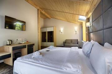 Фото номера Улучшенный полулюкс Отель Karpatski Hotel &amp; Spa г. Буковель 12