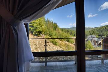 Фото номера Улучшенный полулюкс Отель Karpatski Hotel &amp; Spa г. Буковель 2
