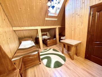 Фото номера Трехместный номер - Мансарда Отель Villa Nikoletta г. Буковель 3