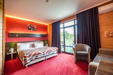 Фото номера Двухместный номер с 1 кроватью и балконом Отель F&amp;B Spa Resort (ex. Fomich Hotel) г. Буковель 4