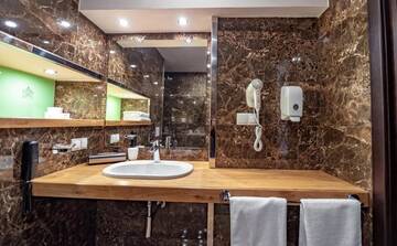 Фото номера Улучшенный полулюкс Отель F&amp;B Spa Resort (ex. Fomich Hotel) г. Буковель 5