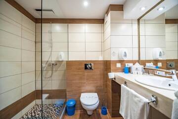 Фото номера Двухместный номер с 1 кроватью и балконом Отель F&amp;B Spa Resort (ex. Fomich Hotel) г. Буковель 6