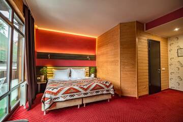 Фото номера Двухместный номер с 1 кроватью и балконом Отель F&amp;B Spa Resort (ex. Fomich Hotel) г. Буковель 7