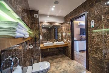Фото номера Семейный номер с видом на горы Отель F&amp;B Spa Resort (ex. Fomich Hotel) г. Буковель 8