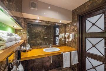 Фото номера Семейный люкс Отель F&amp;B Spa Resort (ex. Fomich Hotel) г. Буковель 9