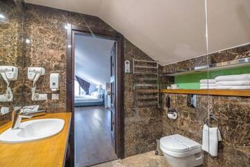 Фото номера Трехместный номер эконом-класса Отель F&amp;B Spa Resort (ex. Fomich Hotel) г. Буковель 4