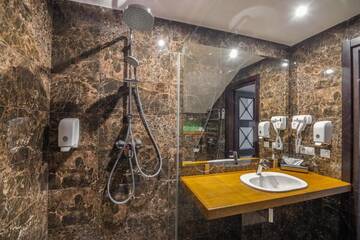 Фото номера Трехместный номер эконом-класса Отель F&amp;B Spa Resort (ex. Fomich Hotel) г. Буковель 5