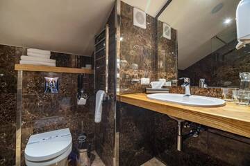 Фото номера Бюджетный двухместный номер в мансарде с 1 кроватью Отель F&amp;B Spa Resort (ex. Fomich Hotel) г. Буковель 6