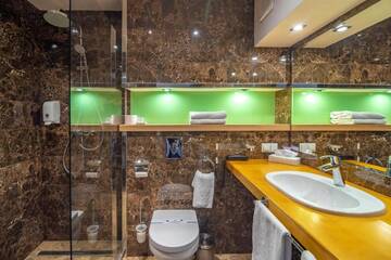 Фото номера Стандартный двухместный номер с 1 кроватью - В мансарде Отель F&amp;B Spa Resort (ex. Fomich Hotel) г. Буковель 7