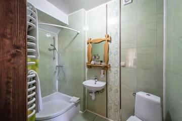 Фото номера Улучшенный трехместный номер Отель Stara Pravda Hotel - Vykrutasy г. Буковель 3