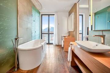 Фото номера Люкс Курортные отели Radisson Blu Resort Bukovel г. Буковель 7