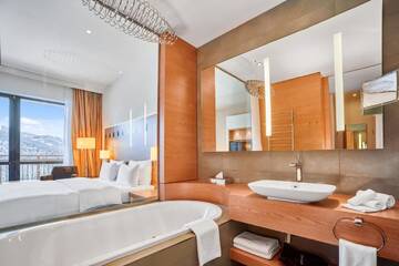 Фото номера Улучшенный номер с балконом Курортные отели Radisson Blu Resort Bukovel г. Буковель 4