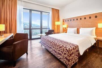 Фото номера Улучшенный номер с балконом Курортные отели Radisson Blu Resort Bukovel г. Буковель 2