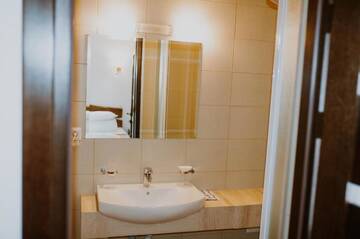 Фото номера Трехместный номер Отель Hotel-restaurant complex Guk г. Буковель 5
