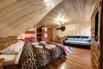 Фото номера Четырехместный номер в мансарде Отель Villa Anet г. Буковель 6