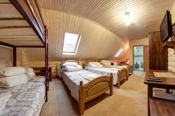 Фото номера Семейный номер в мансарде - Включен вход в спа-центр Отель Villa Leku SPA Resort г. Буковель 5