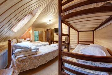 Фото номера Семейный номер в мансарде - Включен вход в спа-центр Отель Villa Leku SPA Resort г. Буковель 4