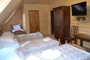 Фото номера Семейный номер в мансарде - Включен вход в спа-центр Отель Villa Leku SPA Resort г. Буковель 12