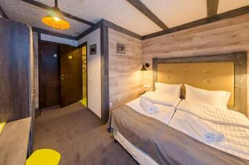 Фото номера Стандартный двухместный номер с 1 кроватью и видом на горы Отель Chalet CrepDeChine Hotel г. Буковель 6