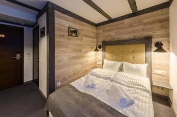 Фото номера Стандартный двухместный номер с 1 кроватью и видом на горы Отель Chalet CrepDeChine Hotel г. Буковель 11