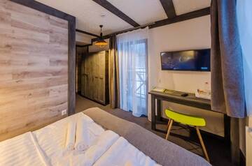Фото номера Стандартный двухместный номер с 1 кроватью и видом на горы Отель Chalet CrepDeChine Hotel г. Буковель 18
