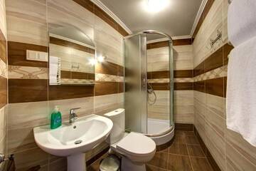 Фото номера Стандартный трехместный номер Отель Hotel Gutsulia г. Буковель 8