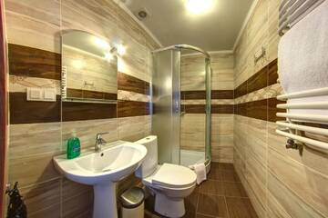Фото номера Улучшенный трехместный номер Отель Hotel Gutsulia г. Буковель 5