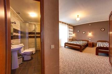 Фото номера Улучшенный трехместный номер Отель Hotel Gutsulia г. Буковель 4