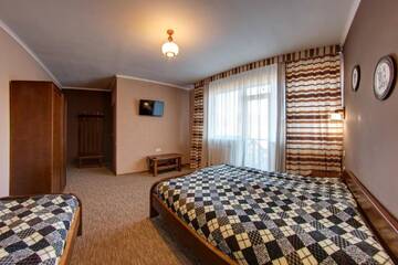 Фото номера Стандартный трехместный номер Отель Hotel Gutsulia г. Буковель 2