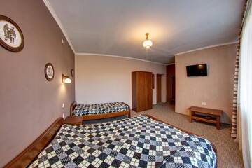 Фото номера Улучшенный трехместный номер Отель Hotel Gutsulia г. Буковель 3