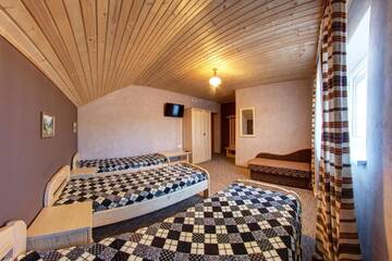 Фото номера Стандартный трехместный номер Отель Hotel Gutsulia г. Буковель 7