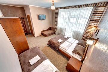 Фото номера Улучшенный трехместный номер Отель Hotel Gutsulia г. Буковель 2