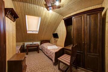 Фото номера Стандартный двухместный номер с 2 отдельными кроватями - Мансарда Отель Villa Vlad г. Буковель 5