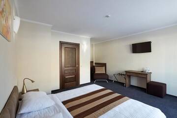 Фото номера Стандартный трехместный номер Отель Graal resort г. Буковель 2