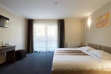 Фото номера Стандартный трехместный номер Отель Graal resort г. Буковель 3