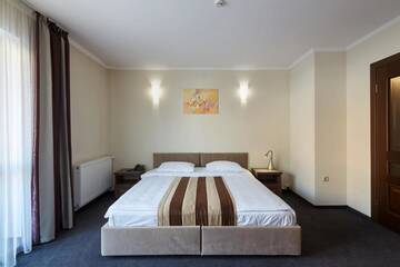 Фото номера Стандартный трехместный номер Отель Graal resort г. Буковель 4