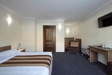Фото номера Стандартный трехместный номер Отель Graal resort г. Буковель 5
