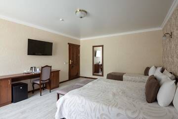 Фото номера Трехместный номер с балконом Отель Carparosa Hotel г. Буковель 2