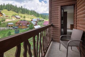 Фото номера Трехместный номер с балконом Отель Carparosa Hotel г. Буковель 3