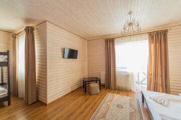 Фото номера Семейный номер с балконом Отель Hotel Pid Strihoju г. Буковель 2