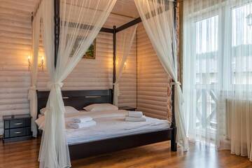 Фото номера Двухместный номер Делюкс с 1 кроватью и балконом Отель Hotel Pid Strihoju г. Буковель 5