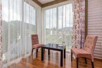 Фото номера Двухместный номер Делюкс с 1 кроватью и балконом Отель Hotel Pid Strihoju г. Буковель 2