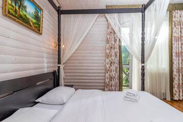 Фото номера Двухместный номер Делюкс с 1 кроватью и балконом Отель Hotel Pid Strihoju г. Буковель 3