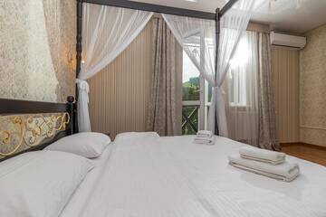Фото номера Двухместный номер Делюкс с 1 кроватью и балконом Отель Hotel Pid Strihoju г. Буковель 9