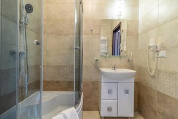 Фото номера Двухместный номер Делюкс с 1 кроватью и балконом Отель Hotel Pid Strihoju г. Буковель 15