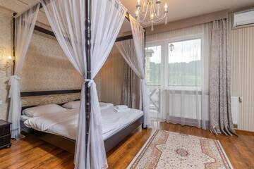 Фото номера Двухместный номер Делюкс с 1 кроватью и балконом Отель Hotel Pid Strihoju г. Буковель 12