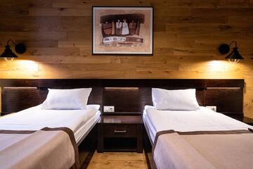 Фото номера Двухместный номер с 2 отдельными кроватями и балконом Отель Chalet du Mont г. Буковель 2