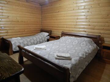 Фото номера Стандартный трехместный номер Отель Greku Hotel г. Буковель 2