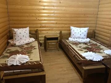 Фото номера Стандартный трехместный номер Отель Greku Hotel г. Буковель 3